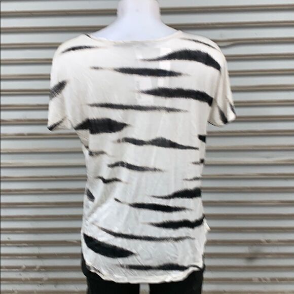 🛍️NWT Kenzie size small zebra print top - Picture 7 of 7